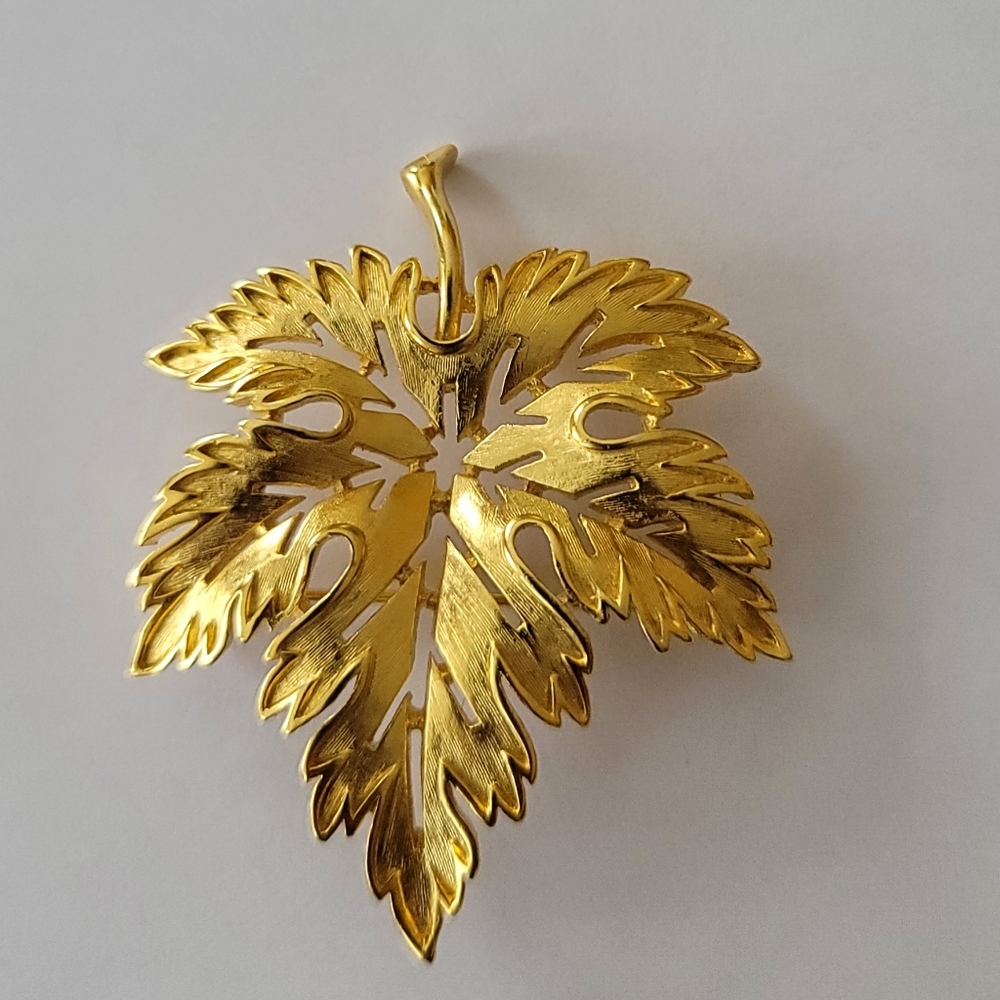 Vintage Trifari Gold Tone Leaf Brooch. - Picture 2 of 4